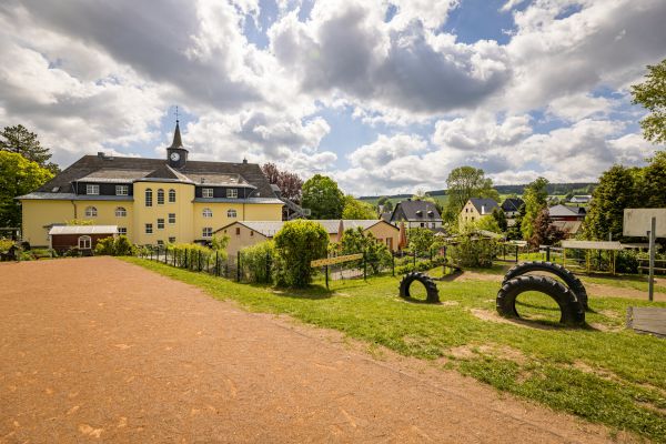 Unser Außenbereich der Schule mit Klettergerüst, Sportbahn und vielem mehr