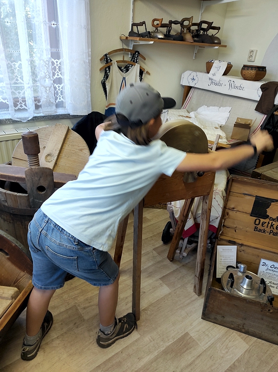 so bedient man einen Handschleifstein