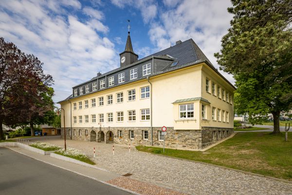 Unsere Schule von vorn